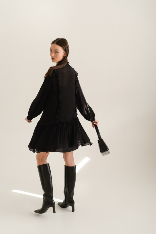 Платье из легкой ткани расклешенное