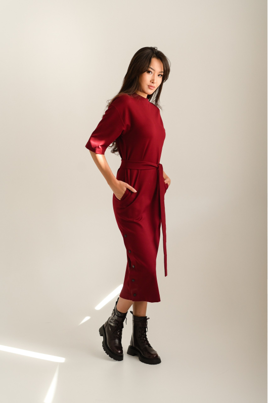 Платье из трикотажа с поясом