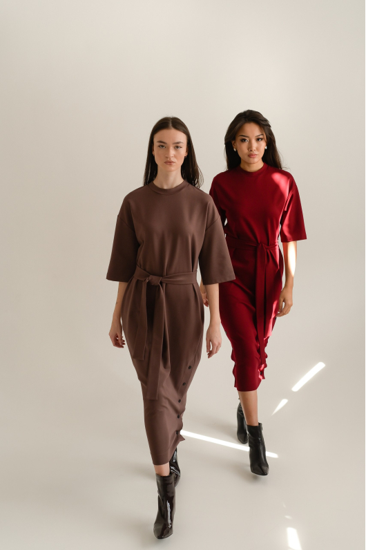 Платье из трикотажа с поясом