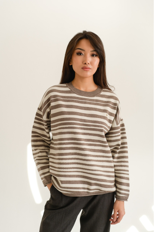 Свитер из теплого трикотажа в полоску