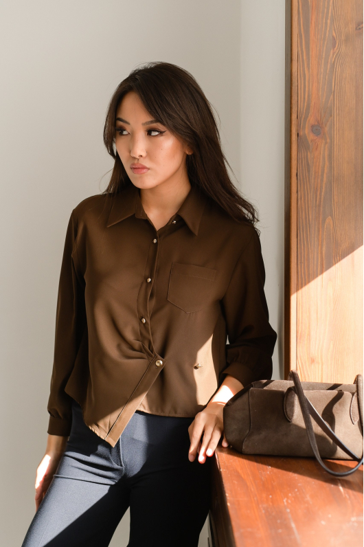 Блуза из струящейся ткани в геометричном  дизайне