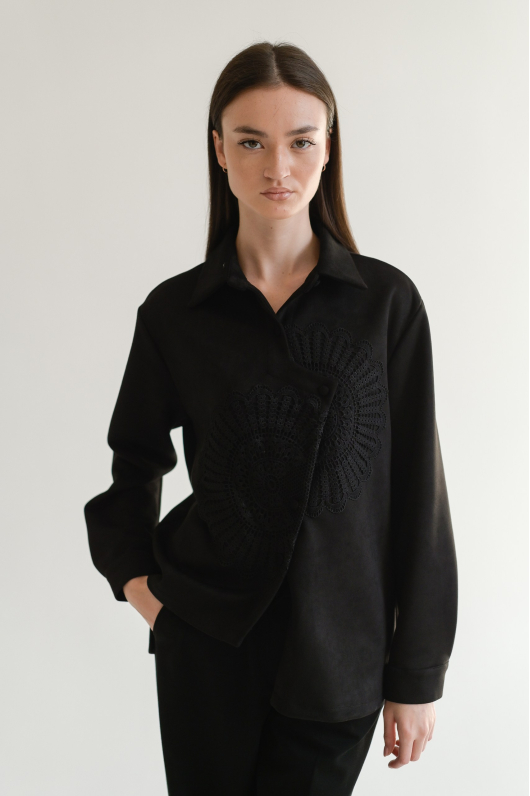 Рубашка из трикотажа с декоративным элементом 