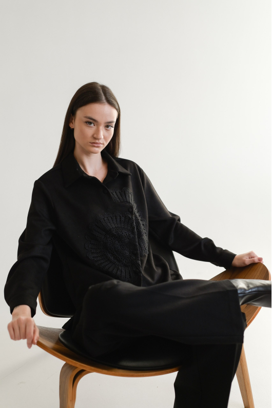 Рубашка из трикотажа с декоративным элементом 