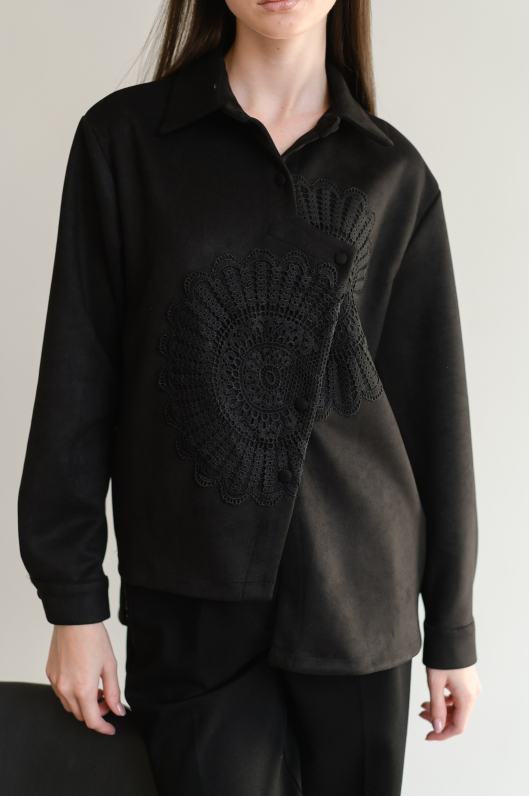 Рубашка из трикотажа с декоративным элементом 