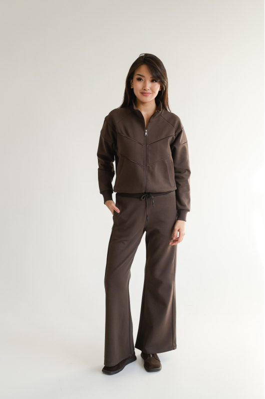 Костюм брючный из трикотажа в коричневом цвете