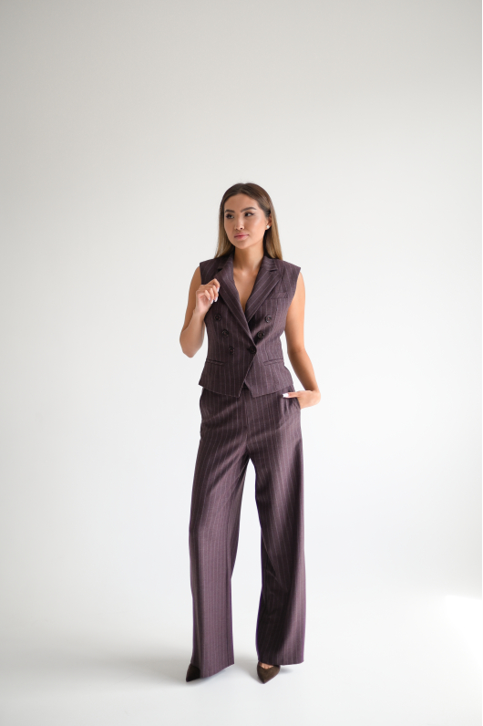 Костюм брючный с жилетом из мягкой ткани