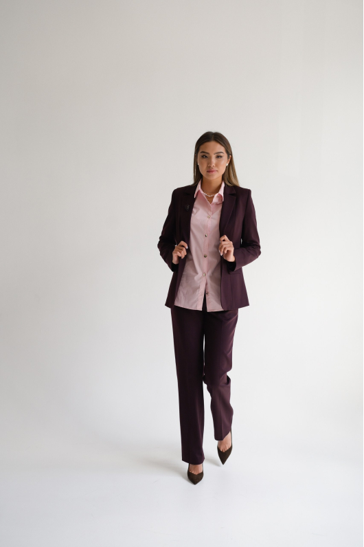 Костюм брючный в оттенке слива