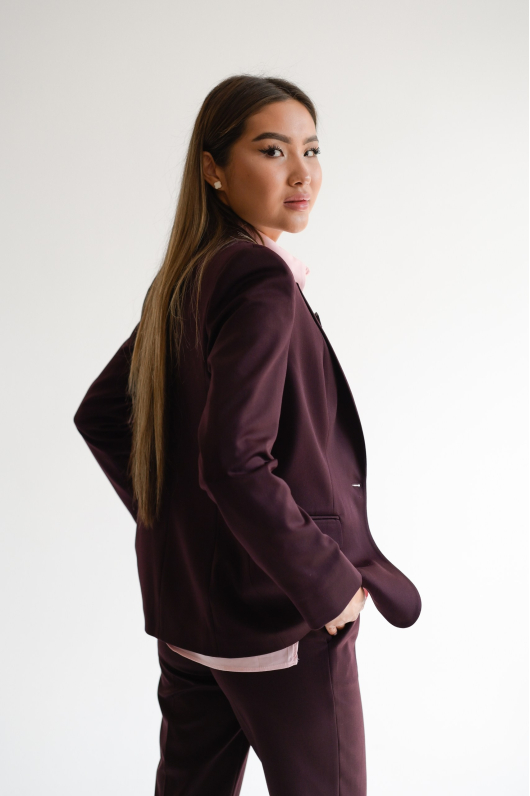 Костюм брючный в оттенке слива