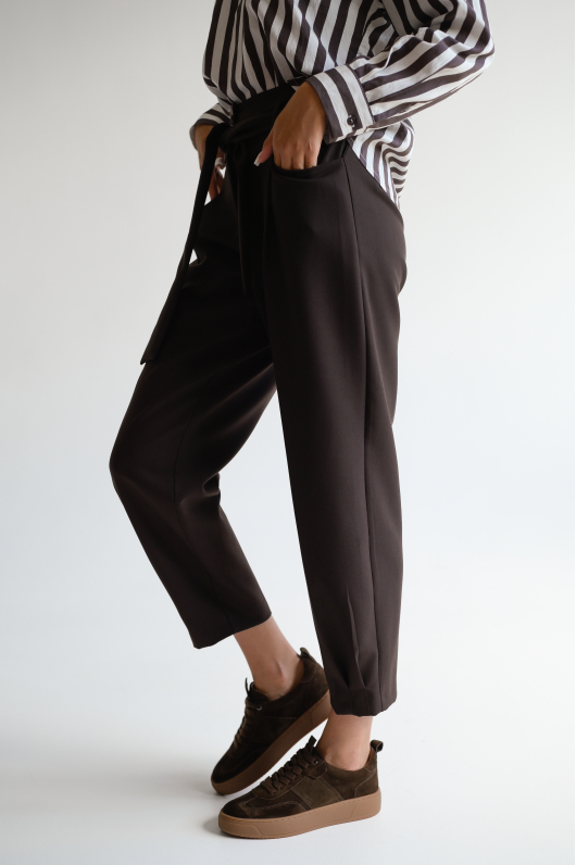 Брюки с акцентом на талии и мягкой силуэтной формы