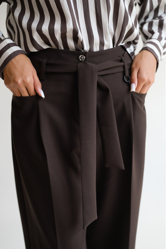 Брюки с акцентом на талии и мягкой силуэтной формы