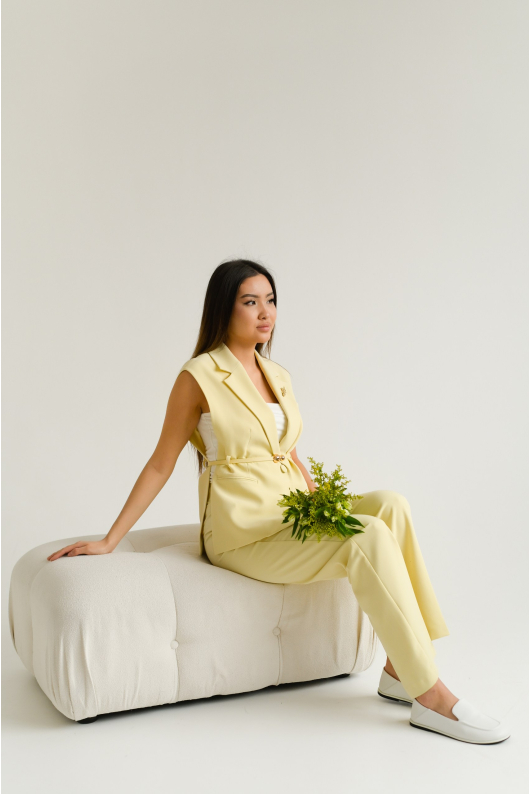 Костюм брючный с жилетом в лимонном оттенке 