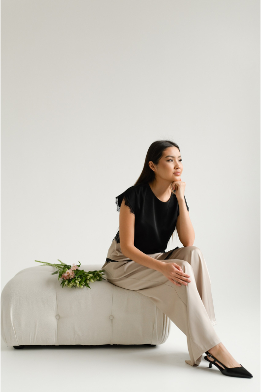 Костюм 2 ка с графичной блузой