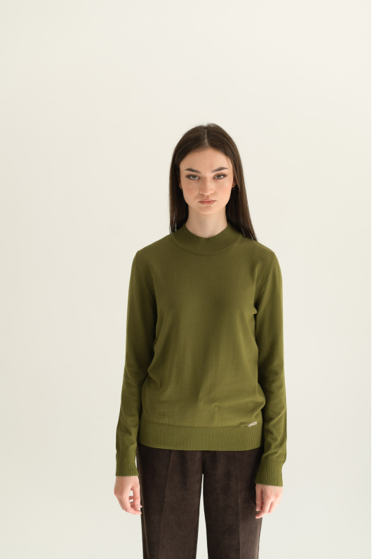 Водолазка в оливковом оттенке