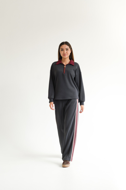 Костюм брючный спортивного плана с лампасом 