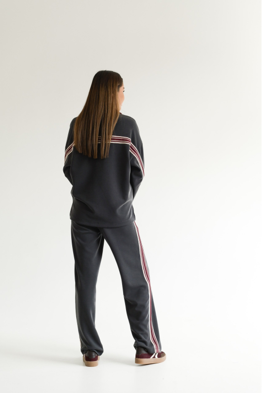 Костюм брючный спортивного плана с лампасом 