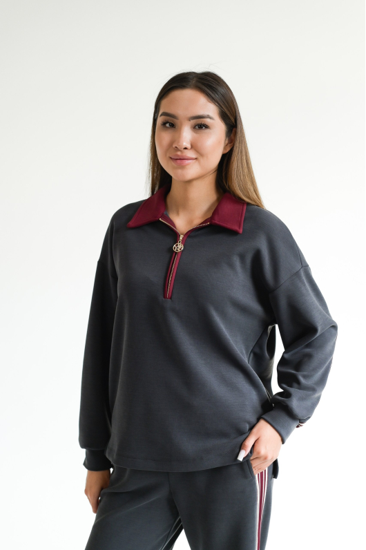 Костюм брючный спортивного плана с лампасом 