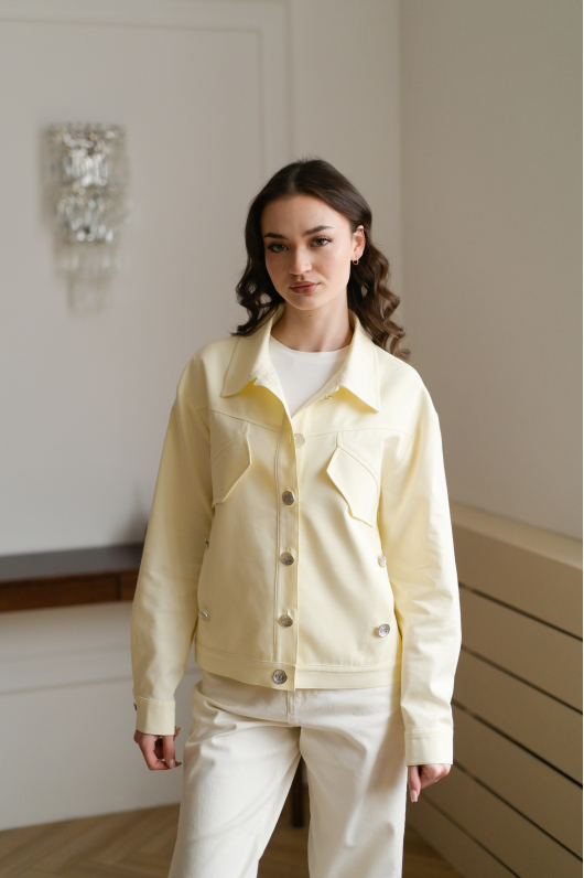 Бомбер в нежно-лимонном оттенке 