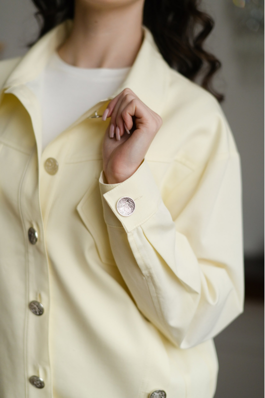 Бомбер в нежно-лимонном оттенке 