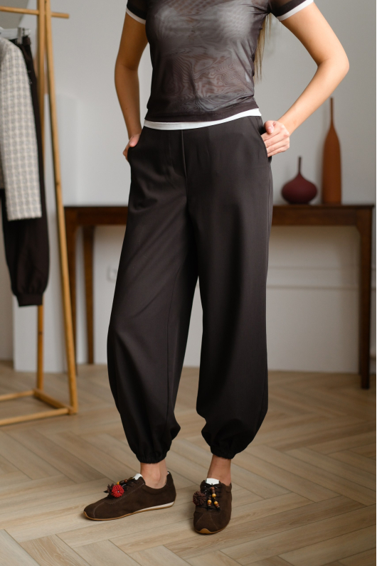 Брюки свободного кроя с резинкой по низу