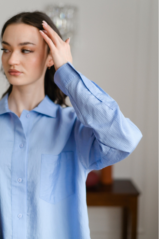 Рубашка в голубом оттенке