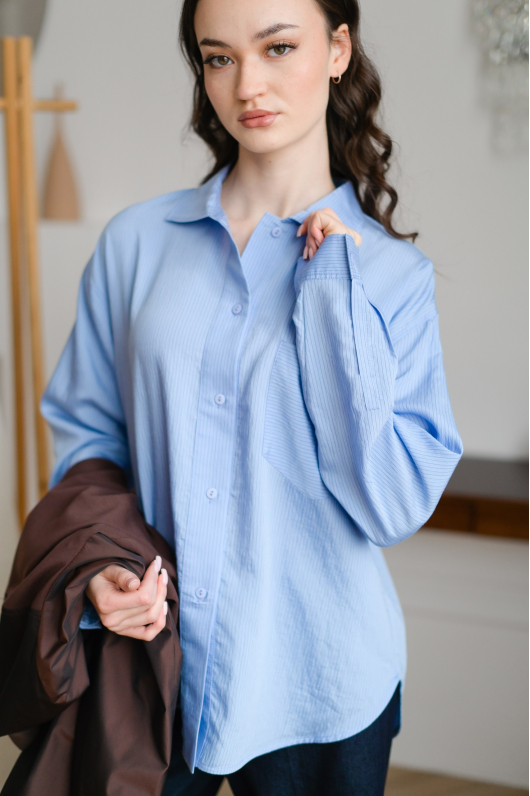 Рубашка в голубом оттенке