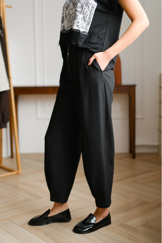 Брюки свободны, зауженные к низу