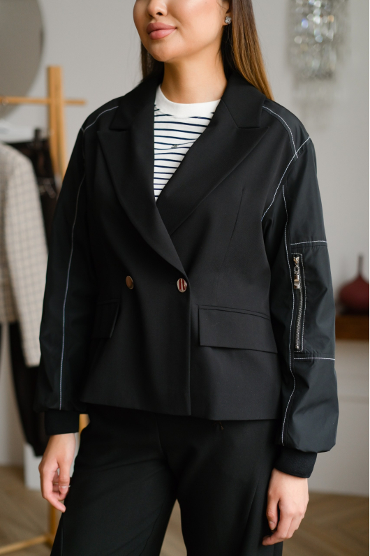 Бомбер в черном цвете