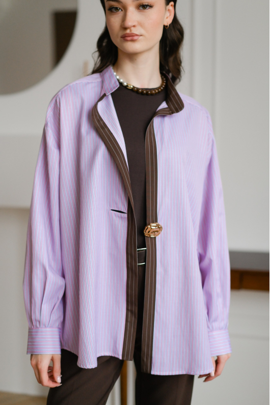 Рубашка в лиловом оттенке с архитектурной пуговицей