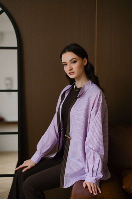 Рубашка в лиловом оттенке с архитектурной пуговицей
