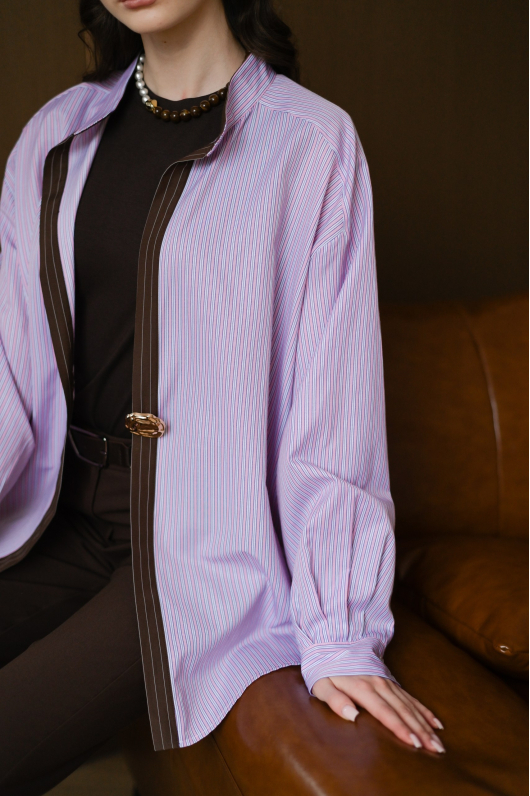 Рубашка в лиловом оттенке с архитектурной пуговицей