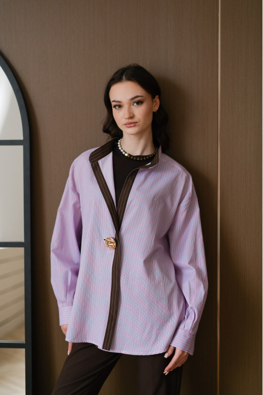 Рубашка в лиловом оттенке с архитектурной пуговицей