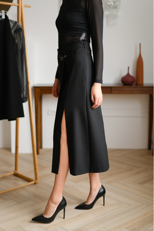 Юбка с разрезом впереди