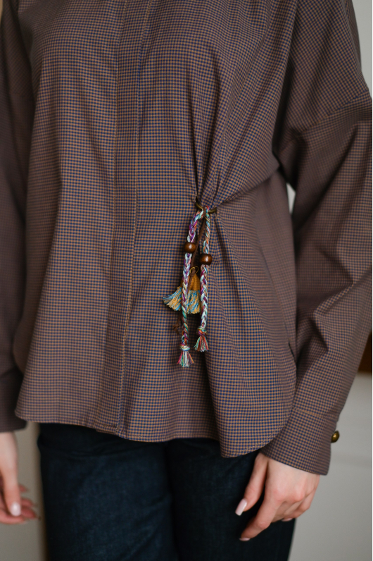 Рубашка с архитектурной брошкой