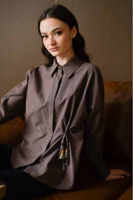 Рубашка с архитектурной брошкой