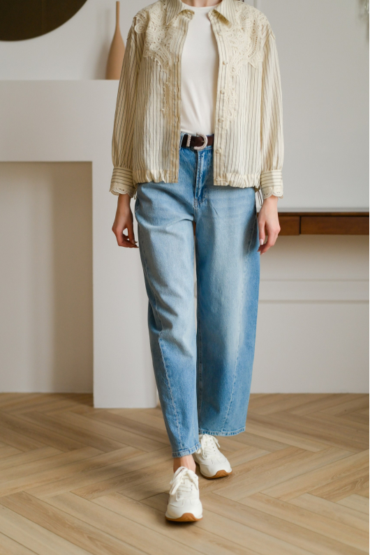 Джинсы свободные, к низу слегка зауженные 