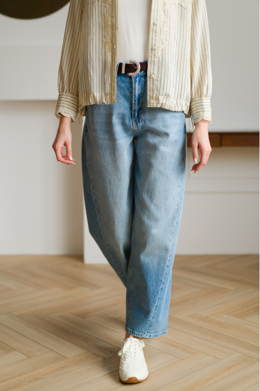 Джинсы свободные, к низу слегка зауженные 