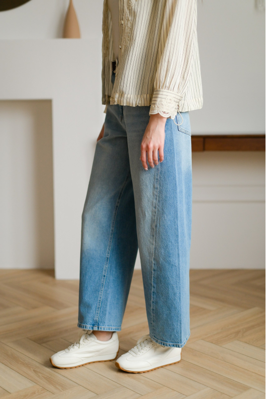 Джинсы свободные, к низу слегка зауженные 