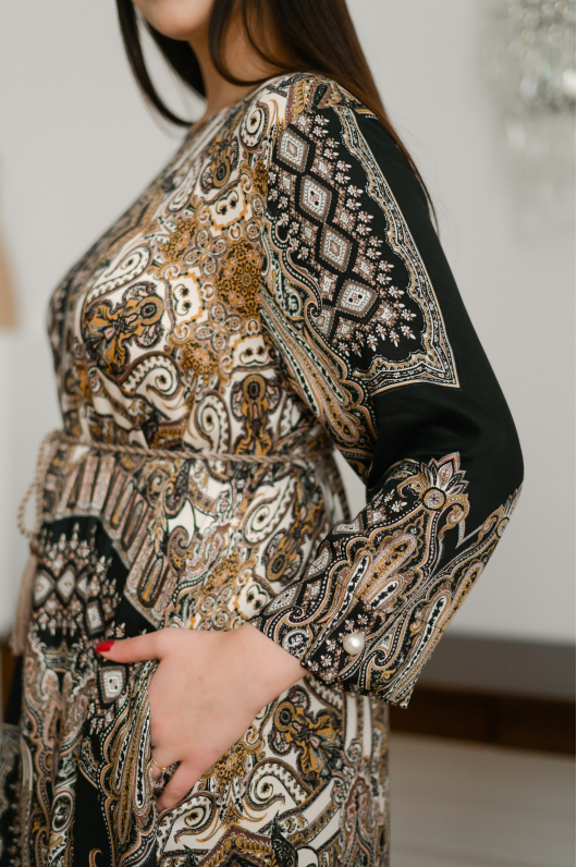 Платье из струящейся ткани длины миди в ярком исполнении 