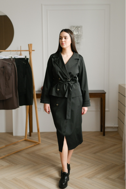 Костюм2-ка из плотного хлопка с жакетом под пояс 