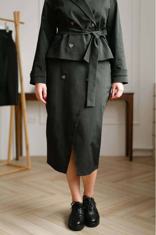 Костюм2-ка из плотного хлопка с жакетом под пояс 