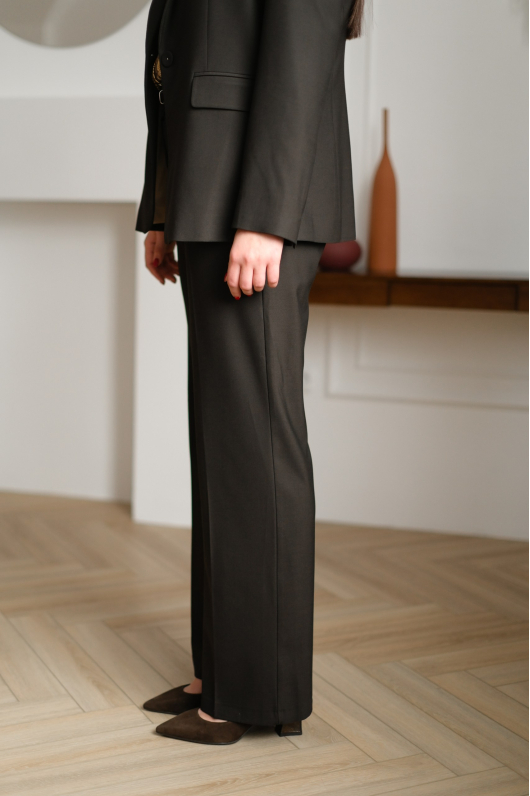 Костюм брючный в шоколадном цвете 