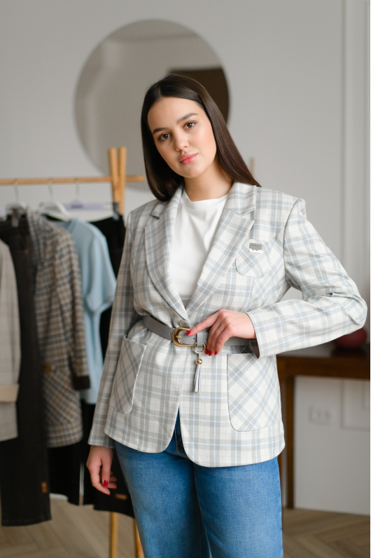 Жакет в клетку с широким поясом