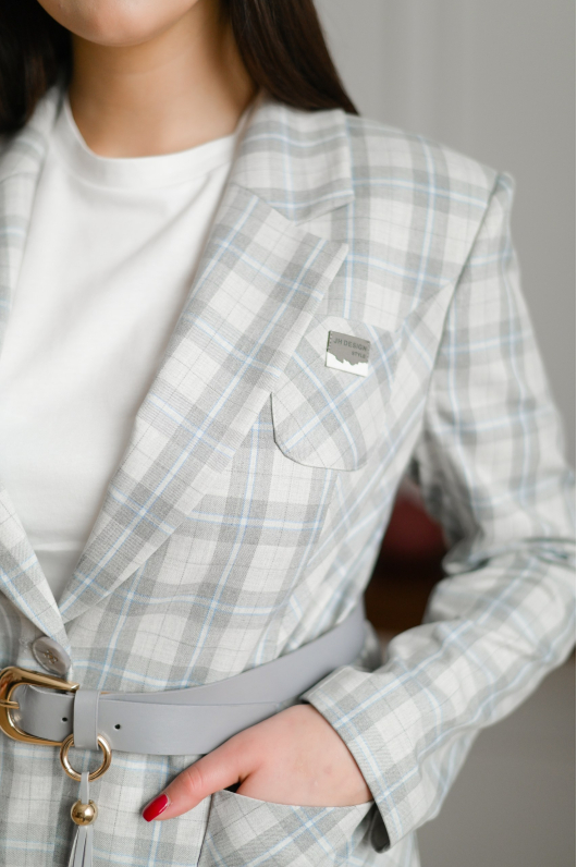 Жакет в клетку с широким поясом