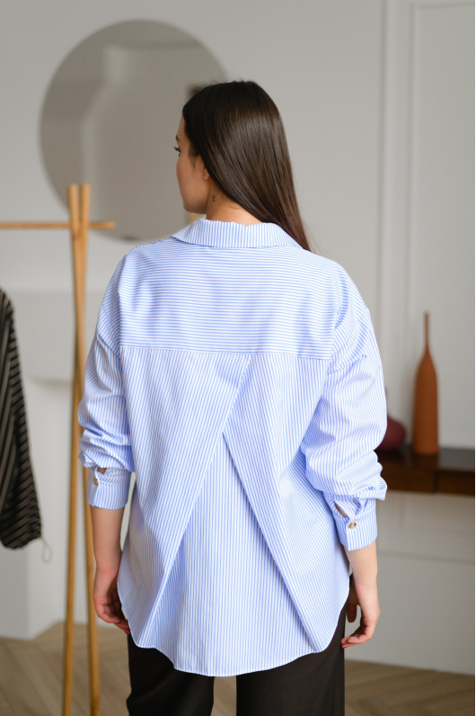 Рубашка в мелкую полоску с архитектурной спиной