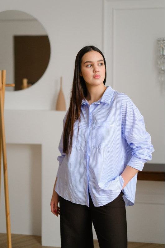 Рубашка в мелкую полоску с архитектурной спиной