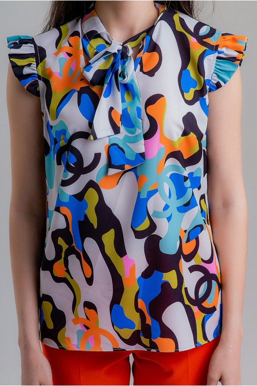 Блуза с ярким дизайном и декоративным бантом