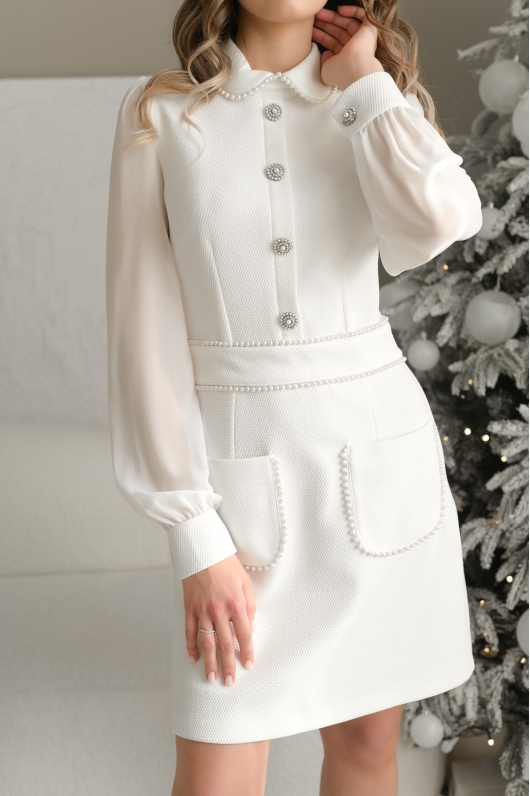 Платье из фактурной ткани в белом оттенке