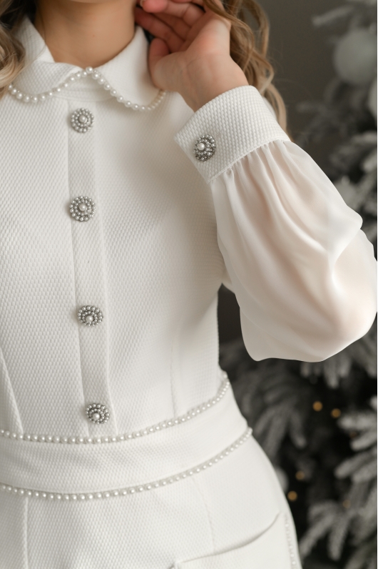 Платье из фактурной ткани в белом оттенке