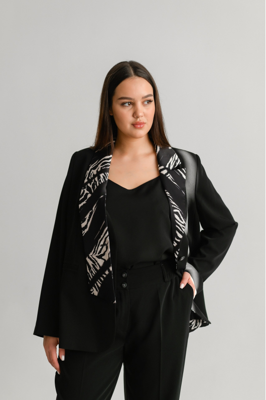 Костюм брючный из легкой ткани