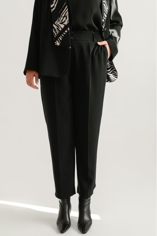 Костюм брючный из легкой ткани